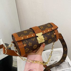 Cross Body Internet Celebrity Old Flower Stud Cylinder Bag Women's 2023 New Handheld Pillow Nisch Personlighetskedja One-Shulder Diagon Y2302