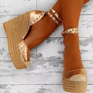 Sandals Women Plataforma Sapatos de Saída de Almofada Summer High Heels Wedges Gladiator Sexy Rivet tornozelo Strap Ladies Bombas Big Size