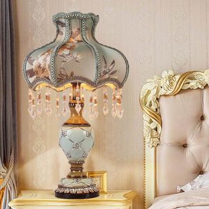 Lampy stołowe Europejska luksusowa lampa z żywicy salon El sypialnia nocna amerykańska niebieska retro rzeźbia