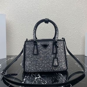 Luxury Dazzling Crystal Tote Bag Borsa a mano in raso di seta Bling Reinstone Borse a tracolla Moda Lettera Triangolo in metallo Staccabile Designer in pelle regolabile