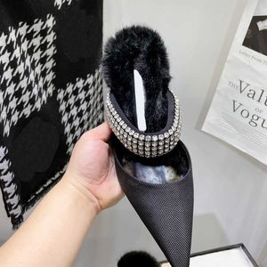 Scarpe col tacco alto con strass da donna nel design estivo del 2023 nuovi sandali a punta con tacco sottile a una linea con pantofole in peluche nere Baotou Liquidazione delle scarpe