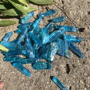 Dekoratif figürinler 3-6 cm100g melek aura kristal noktası değnek net kuvars mavi titanyum iyileştirici mücevher toptan dekor için elektroliz