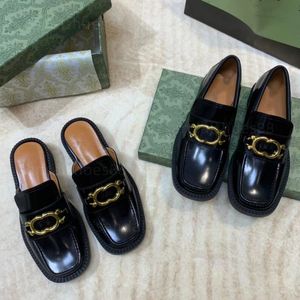 Loafer, elegante Schuhe, Designer-Loafer, Mokassins, Damen-Mule-Slipper aus Leder mit ineinandergreifenden goldenen Beschlägen, eckige Zehenpartie, flache Pantoletten, Sandalen zum Hineinschlüpfen, klobiger Loafer