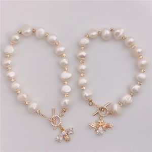 Strand koreansk version Little Bee Pendant Freshwater Pearl Armband For Women Girl Temperament Fashion OT Buckle Single Circle Armband