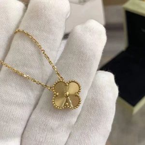 Womens Love Clover Designer Brand Luxury Pendant Necklaces with Shining Crystal Diamond Leaf Gold Laser Silver Choker Necklace Party 02