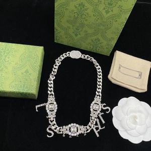 Buchstaben-Anhänger-Halsketten, Designer-Diamant-Sier, klobige dicke Kette mit Stempel, Messing-Material für Frauen, Damen, Hochzeit, Party, Geschenk, Schmuck mit Box