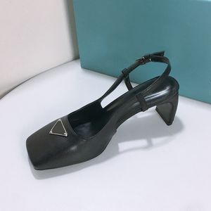 Con scarpe eleganti Box Sandali con tacco in pelle spazzolata e punta quadrata Bianco nero serigrafato Logo Placca sandalo estivo firmato pantofole da donna moda EUR 34-42