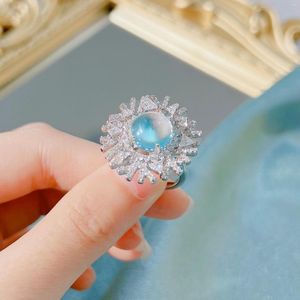 Pierścienie klastra moda jasne akwamarynowe światło gwiazdy śniegu księżycowy Otwarty regulowany pierścień parowy dla kobiet szafir zaręczynowy biżuteria