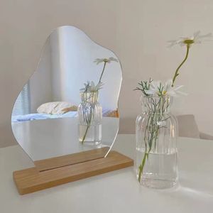 Oggetti decorativi Figurine Ins Specchio per trucco ondulato con base Camera da letto Coreano Tavolo irregolare Senza montatura Donna Forniture per la casa di bellezza Espejo 230221