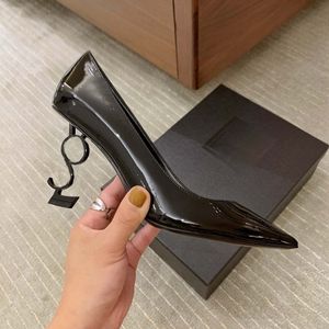 Kvinnliga kl￤nningskor h￶ga klackar pumpar stilett sandaler pekade t￥ sexig leopard patent l￤der designer party 8cm bokstav sula olika f￤rg klackar kvinnor sko