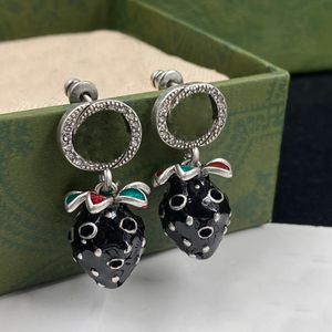 Schwarze große Erdbeer-Ohrringe, doppelte Buchstaben, Charm-Design, modischer Ohrstecker für Damen, Outdoor-Temperament-Schmuck