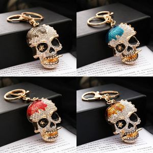 Araba İskelet Keyrings Parlak Rhinestone Kristal Kafatası Anahtarlık Kolye Hediyeleri Kadınlar İçin Erkekler Arabalar İçin Hediyeler Sırt Çantası Cadılar Bayramı Aksesuarları