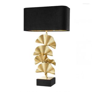 Lampade da tavolo Design moderno Lampada a LED Lamina d'oro Luci in foglia di palma Decorazioni per soggiorno Comodino per camera da letto leggero Scrivania