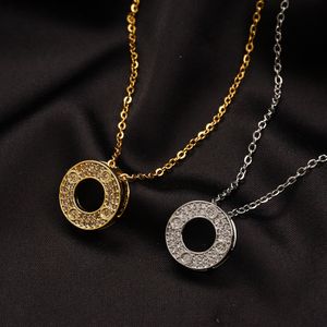 Collane con ciondoli di marca di lusso Collane con diamanti in cristallo CZ placcato in acciaio inossidabile Lettera di marca Collana con pendente girocollo Accessori per gioielli a catena Regali