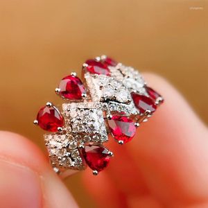 Cluster Rings Luxury Pigeon Blood Ruby Coppia Anello Geometria irregolare Diamante pieno Gioielli regalo di anniversario in argento sterling originale