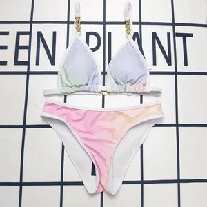 Klassisches Bikini-Set, Bademode für Damen, mit Buchstaben, Farbverlauf, Badeanzüge, Bikini-Set, modisch, Sommer, Urlaub, Strand-Stil, Wind, mentaler Schultergurt