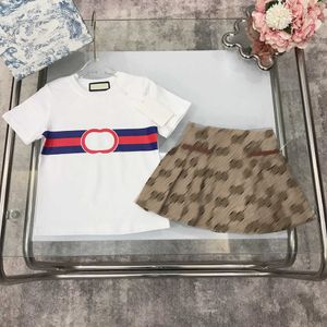 23SS Marka Tasarımcı Kız Yaz Pure Pamuk T-Shirt Kısa Etek Takım Yuvarlak Yaka Moda Baskı Logo Pileli Etek Set İki Parçalı Kızlar Takım Bebek Giysileri