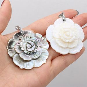 Anhänger Halsketten Charme Natürliche Schwarz Weiß Shell Hand Geschnitzte Blumenmuster Für Schmuck Machen Lieferungen DIY Halskette Zubehör Großhandel