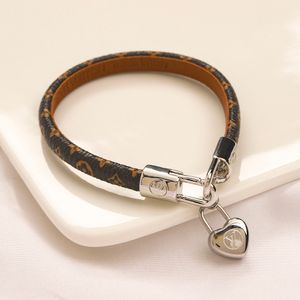 Designers Mens Womens Heart Bangle Luxury Designer Smycken Faux Leather 18K Guldpläterad rostfritt stål Märkesbrev Armband Wome250o