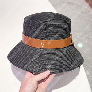 Unisex Designer Straw Hats Mens szerokie Brim Hats damskie luksusowe płaskie kapelusz lato swobodny moda czapki wiadra z skórzanym paskiem