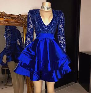 Royal Blue Satin Tiered Short Prom Party Dresses 2023 Ong ￤rmar Paljetter V Neck Sexig kv￤ll Formella kl￤nningar Arabiska examen Vestidos de Feast