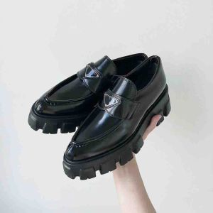 Kutu Prad ile% 48 İndirim Sıradan Ayakkabı Tasarımcısı Kadın Botlar Günlük Ayakkabı Derileri Loafers Spor Ayakkabıları Yükseltilmiş Platform Topuk Üçgen Metal MA HX 9586
