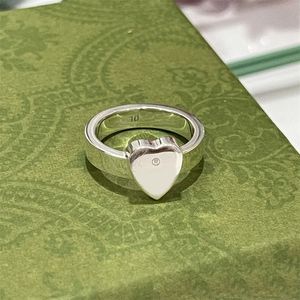 パンクゴールドカラーシルバーメッキローズゴールデンリング結婚指輪かわいいヒップホップメタルラブシェイプハート手紙マルチサイズジュエリーデザイナー女性のためのハートリング E23