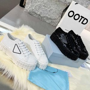 Med Box Prad Top Designer Women Runners Tranners Shoe Fashion Ladies Platform Dekorativa däckmönster Casual Shoes Double Wheel Sequined Bf