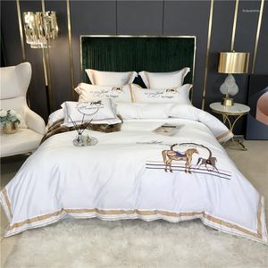 Sängkläder sätter lyxvitt satin Silk Cotton Knight Horse Brodery Set Double Däcke Cover Bed Linen Mittade lakor