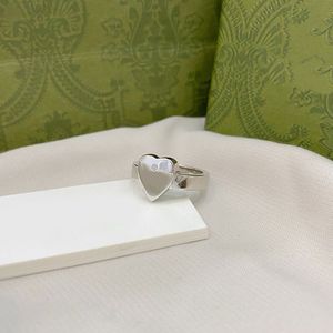 Luxuries Love Shape Hearts Designer Ring for Women Simple Engagements 웨딩 밴드 편지 Bague Homme 디자이너 액세서리 힙합 도금 금 반지 E23