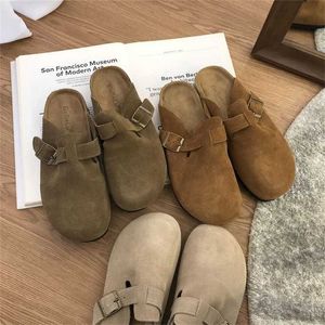 Outlet di pantofole Birkinstock firmate con indosso le nuove scarpe Bucken smerigliate primaverili e le Muller basse da donna