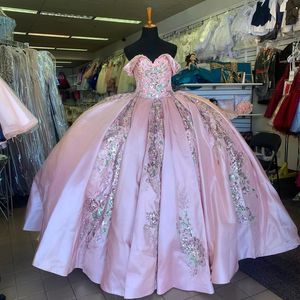 2023 Pink Quinceanera kl￤nningar bollkl￤nningar f￶r s￶ta 16 flickor satin sequined applikationer fr￥n axeln vestidos de 15 anos
