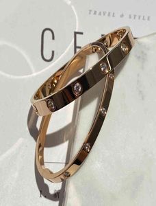 Designer Carti -armband V Guldskruv 18K Rose Gold CNC Craft Wide Version No Drill 4 10 Love Snap Second Generation3785030