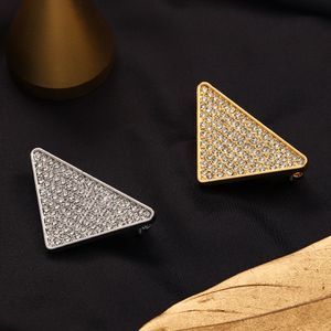 Ünlü tasarım altın pimler p mektup marka desinger broş kadın rhinestone elmas üçgen broşlar takım pim moda takı giyim dekorasyon aksesuarları