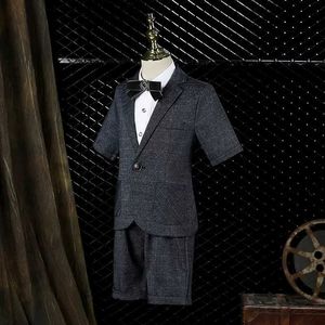 Set di abbigliamento Completo estivo per bambini Completo da ragazzo in stile britannico Bellissimo spettacolo di pianoforte per feste di matrimonio Vieni Pantaloncini blazer a maniche corte per bambini