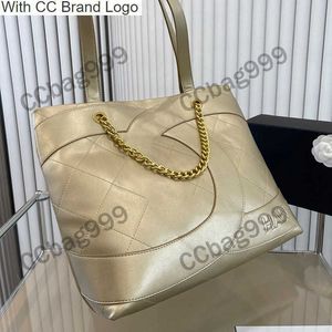 Bolsas de compras CC MAXI METALIC TOTES SACO PARA LETRAS DE BERDADES DE BANDIFICAÇÃO DO LETRA DE RESPOSTAÇÃO DE DESIGNERS CABEÇA DE LAGER CAPACIDADE DE GOLD METAL HARTELTS PALLETS Luxurys Pur