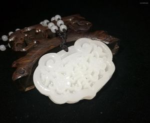 ペンダントネックレス本物の自然な手彫りの白いジェイドコウモリの花 /送信ネックレス