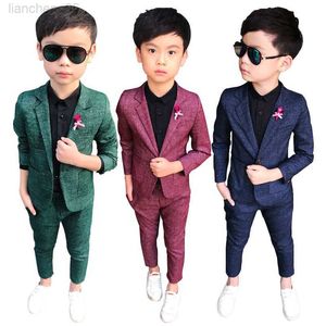 Set di abbigliamento 2022 Matrimonio formale Ragazzo Vieni 2 pezzi Giacca sportiva Pantaloni Bambini Abito completo Plaid Bambini Uniforme scolastica Adolescenti Abiti da festa Indossare W0222