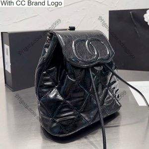 CC estilo de mochila de mochila vintage preto patente de couro mochila estilo bordado bordado emblema de designer acolchoado bolsas de designer de aba de cor lisa Double Chains Multi Pochette S