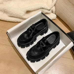 Med Box Prad Loafers Designer Shoes Soft Cowhide Platform Sneakers Gummi svart glänsande läder chunky rund huvud sneaker tjock botten sho tb