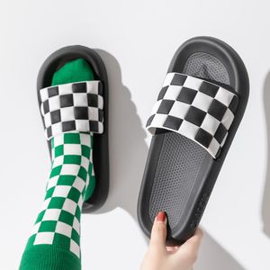 Chinelos Checkerboard de verão 2023 nova moda para estudantes internos antiderrapantes, banho de hotel para casais, sandálias leves de luxo, homens usam chinelos externos estilo preguiçoso