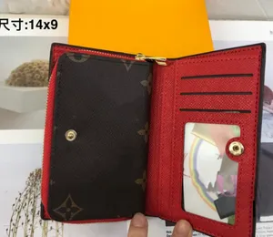 Einzelhandel: Klassische, modische Kartentaschen für Männer und Frauen können bequem mit einer kleinen Ledertasche verpackt werden