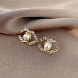 14K Gold Plated Stud Earrings Channel Pearl Diamond Drop Gold Earrings Designer för Woman Fashion Märke Silver Bröllopöar med logotyp Fade aldrig