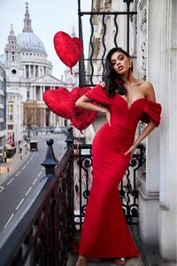 Abiti da ballo semplici a sirena con spalle scoperte Abito lungo da damigella d'onore in raso rosso Abiti da sera convenzionali Abito da festa dolce e sexy per celebrità