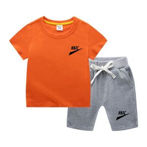 新しい子供の服セットベイビーボーイズガールスーツ夏のカジュアルTシャツルーズショーツセットユニセックス幼児2ピースキッズベイビーアウトファイフ服