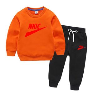 秋のキッズセットロゴプリントクロージングセット男の子の女の子スウェットシャツズボン2PCSスーツ幼児服セット