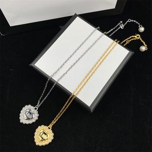 Ladies Designer Heart Pendant Halsband Kvinnor Luxury Letter Necklace Classic Brand Jewelery Girls Ornaments Casual Jewelry 2 F￤rger