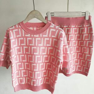 Conjuntos femininos de duas peças, vestido com letras completas, camiseta e saias, designer de luxo, 2 cores, saia curta, moda casual, roupas de rua para o verão L FF