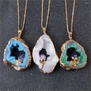 Dekorativa figurer Cristal Wholesale Agate Carving Crystals Healing Stones Color Slice Pendant för gåvor