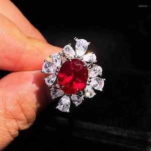 Anéis de casamento elegante temperamento de flores anel de flor Red oval oval cúbico zircônia moda feminino de engajamento de jóias de natal